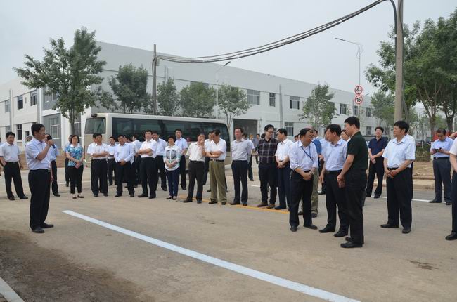 市、區(qū)觀摩團(tuán)到華紡科技產(chǎn)業(yè)園實(shí)地考察